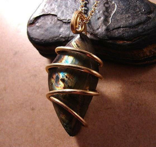 NORTHERN LIGHTS LABRADORITE PENDANT AMULET MERLIN'S GOLD BRONZE 18