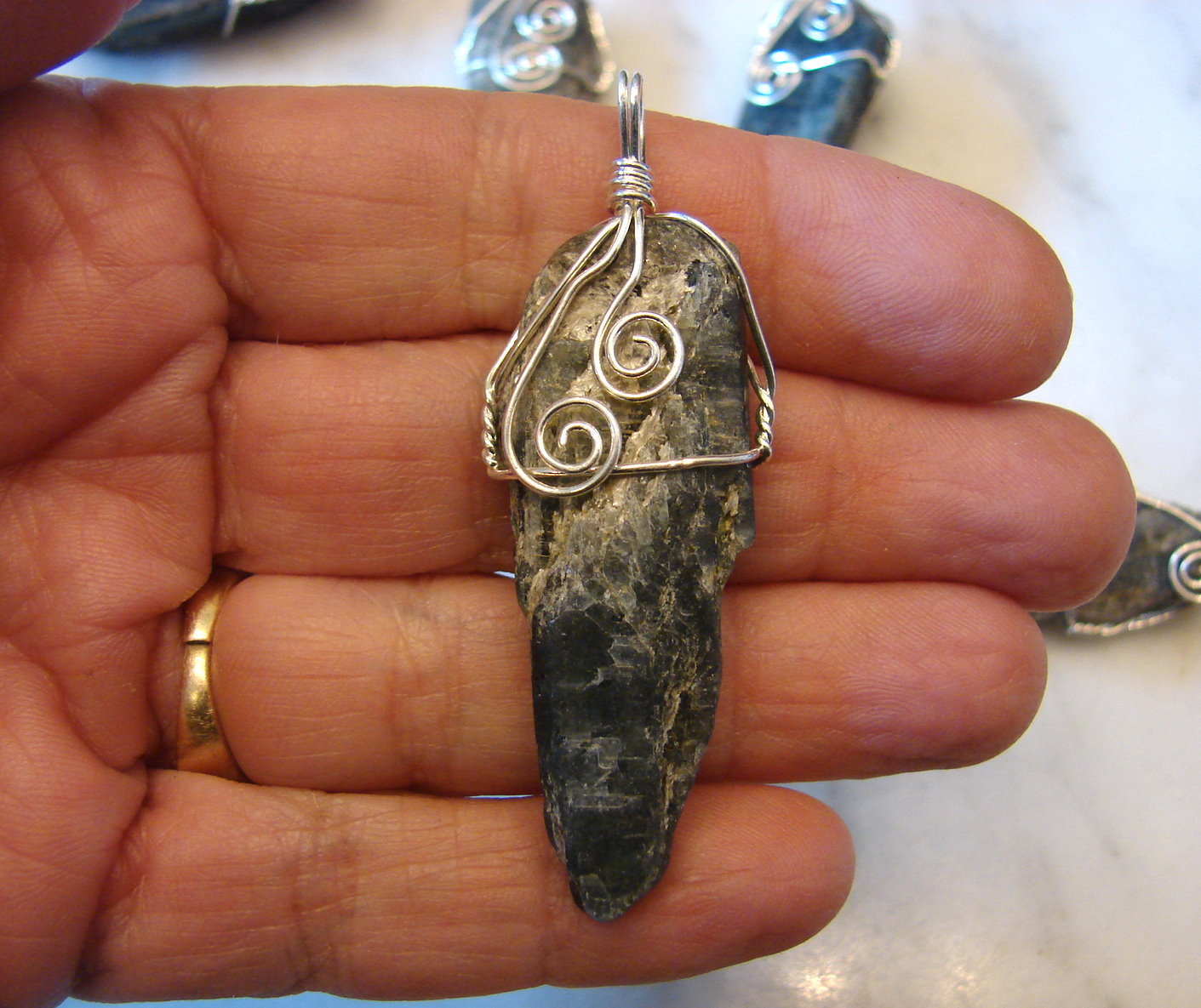 One HUGH Beautiful Natural Blue Kyanite Gemstone Pendant Necklace