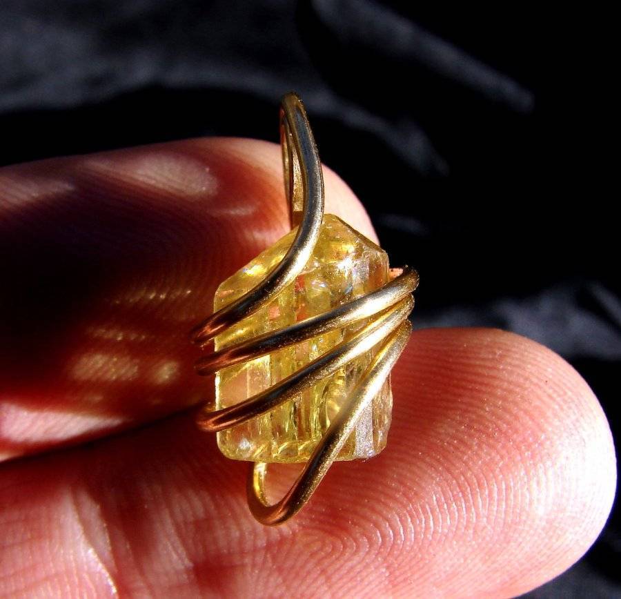 APATITE GREEN AURA CRYSTAL PENDANT MERLIN'S GOLD BRONZE #25
