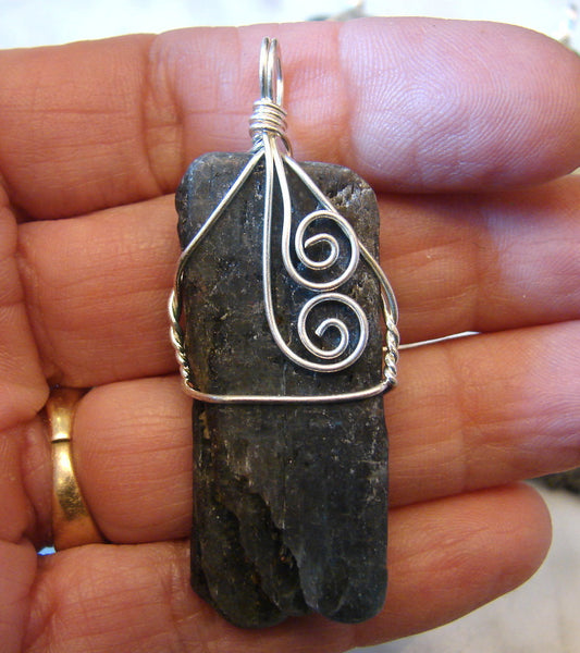 One HUGH Beautiful Natural Blue Kyanite Gemstone Pendant Necklace