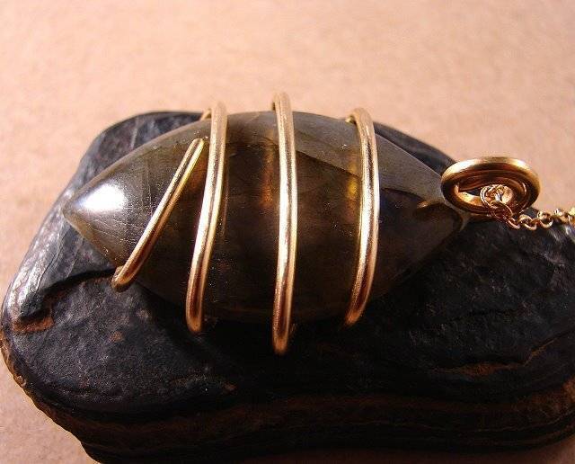 NORTHERN LIGHTS LABRADORITE CRYSTAL PENDANT MERLIN'S GOLD BRONZE 25