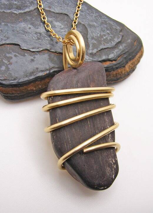 PENDANT OF OLDEST STONE IN THE WORLD 2 BILLION YEAR OLD GENESIS STONE GOLD #800