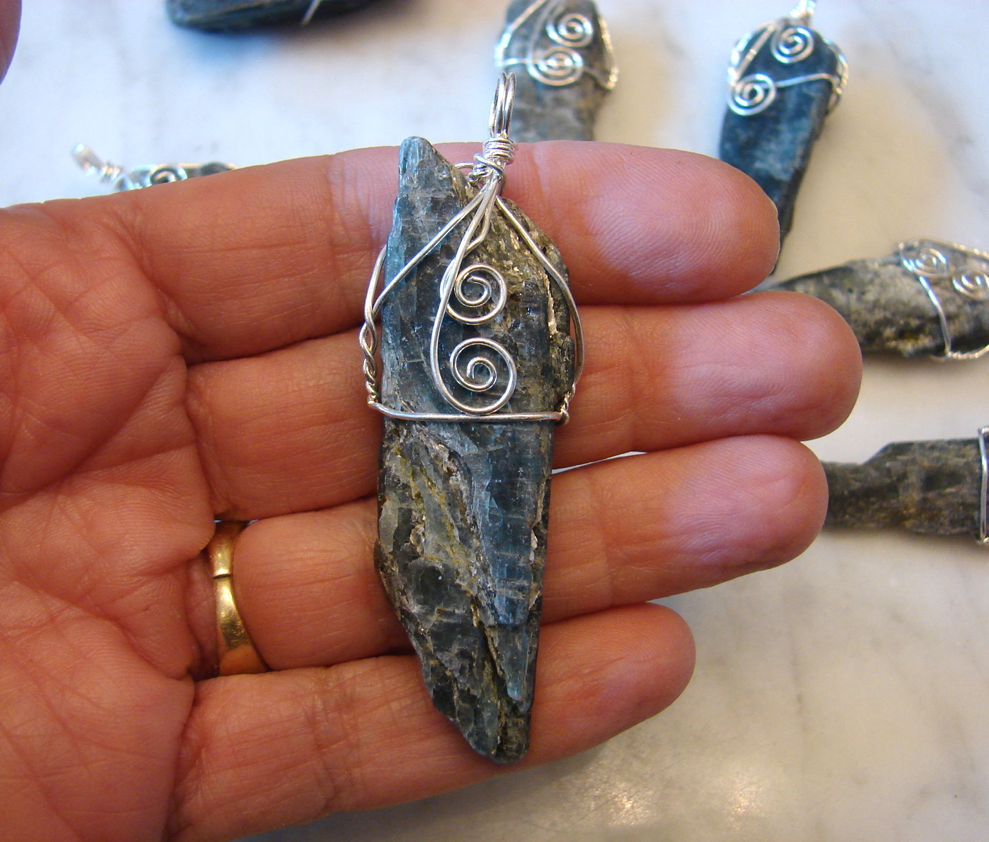 One HUGH Beautiful Natural Blue Kyanite Gemstone Pendant Necklace