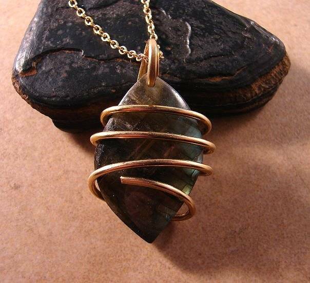 NORTHERN LIGHTS LABRADORITE CRYSTAL PENDANT MERLIN'S GOLD BRONZE 10