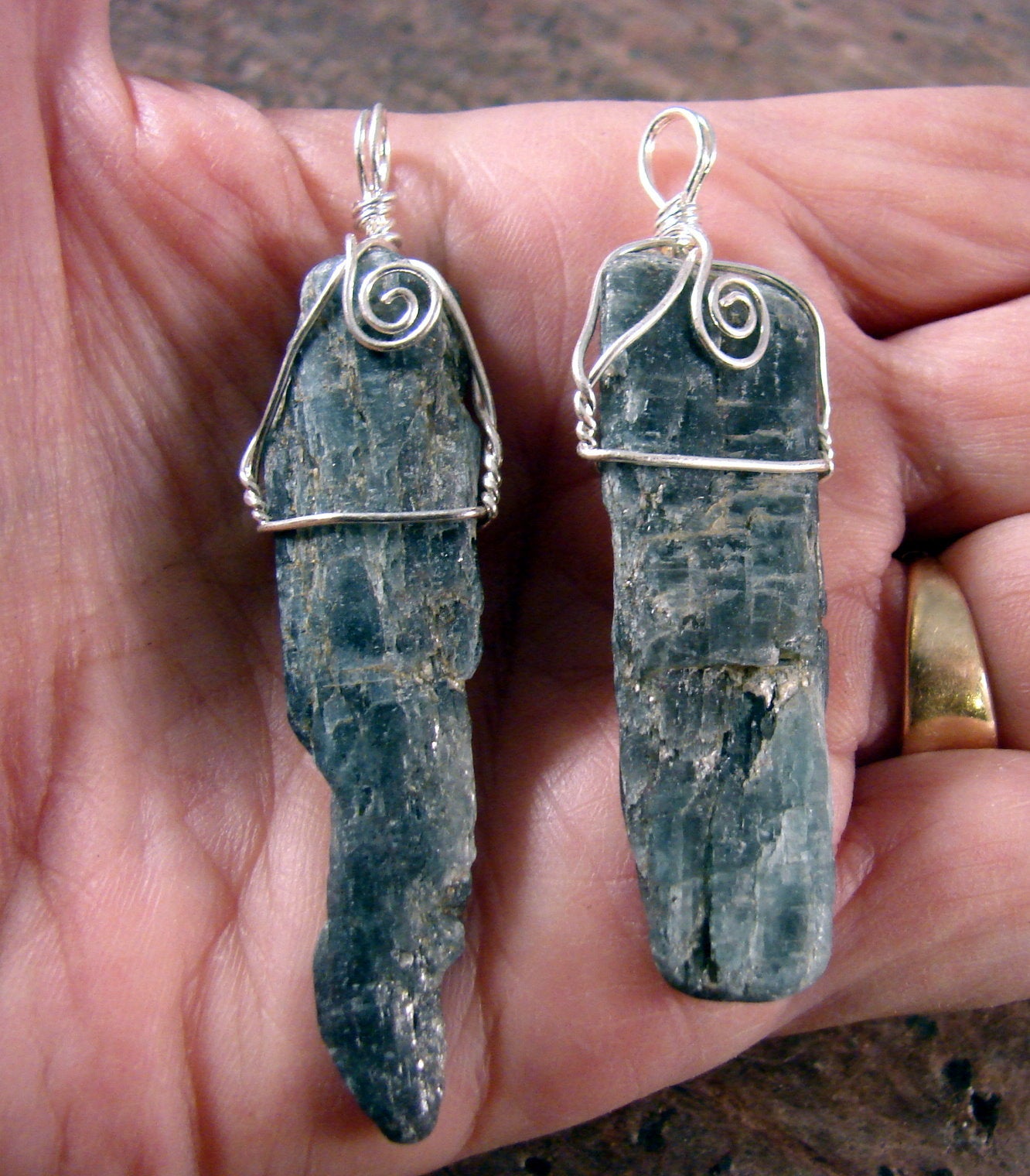 One HUGH Beautiful Natural Blue Kyanite Gemstone Pendant Necklace