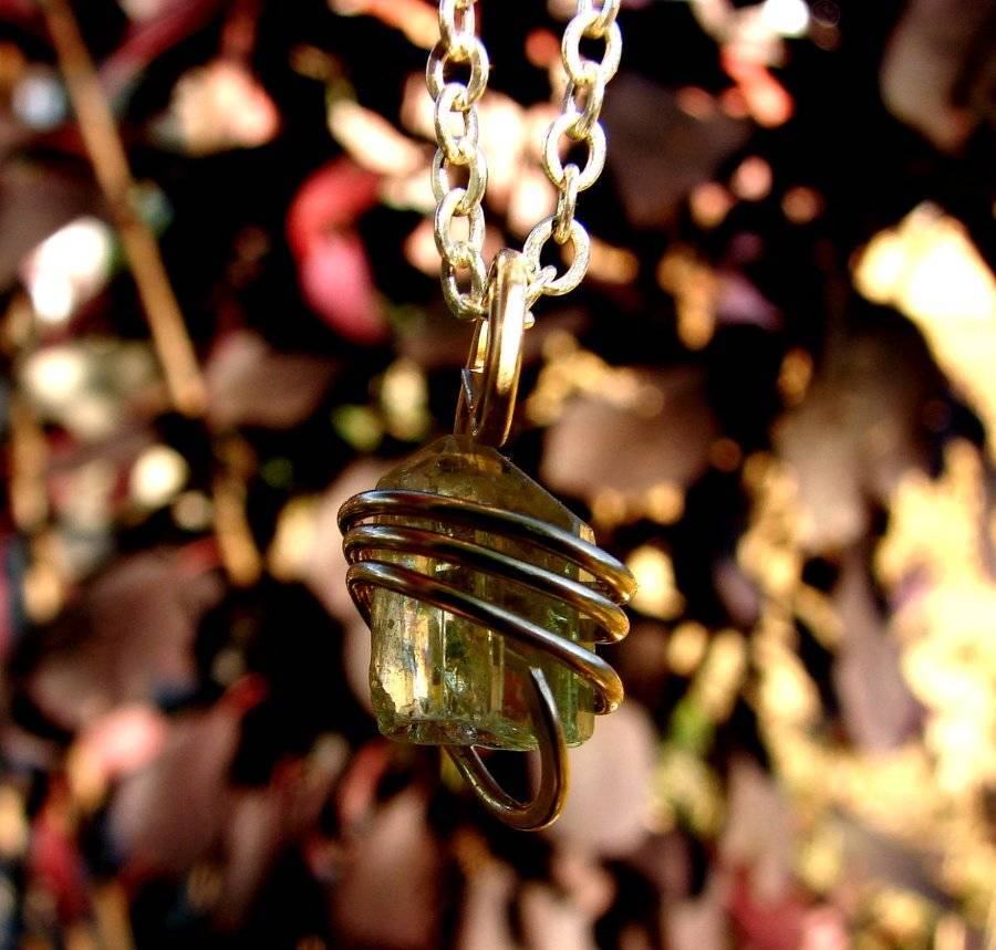 APATITE GREEN AURA CRYSTAL PENDANT MERLIN'S GOLD BRONZE #25