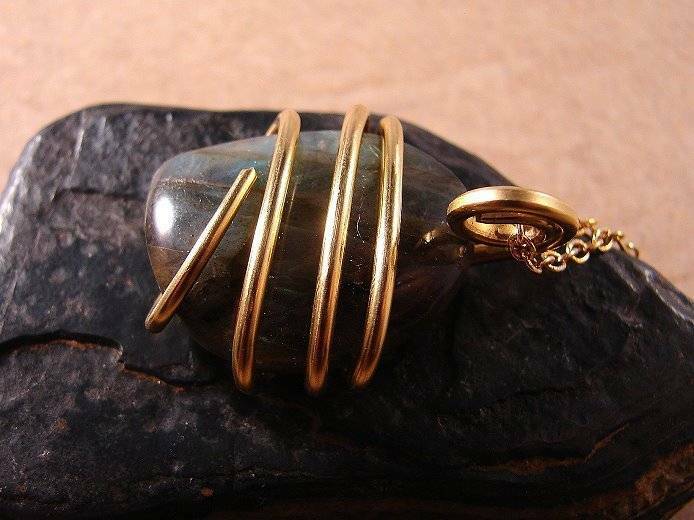 LABRADORITE CRYSTAL PENDANT MERLIN'S GOLD BRONZE 24 metaphysical