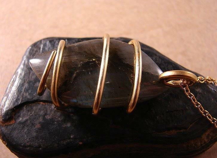 NORTHERN LIGHTS LABRADORITE CRYSTAL PENDANT MERLIN'S GOLD BRONZE 22